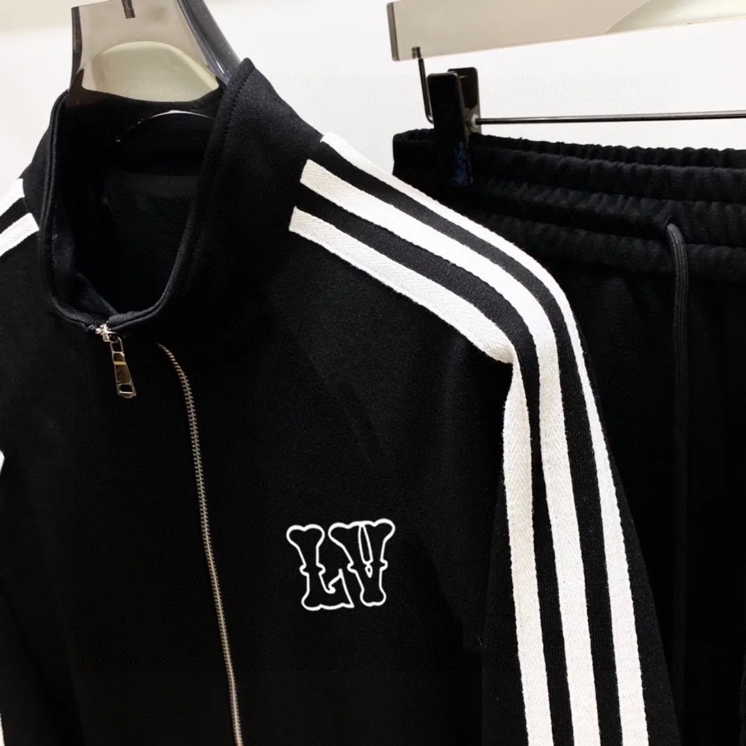 🅿️580 [LV Louis Vuitton] hot-selling suit is coming. Focus on the original version of the official website. 2025 new hot-selling cardigan and sweatshirt suit. The original order is the best. 🇭🇰The meticulous work of top designers for a fitting and perfect upper body effect. All-natural high-quality Tencel Roman cotton 100%, close-fitting comfort, noble and elegant! Original hardware embodies elegance and nobility! Counter size: M-3XL (maximum wear up to 190 pounds)